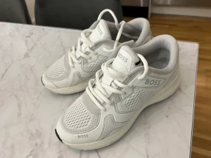 Boss skor  - Säljer mina boss skor som jag har använt 1 gång. Det är storlek 36 men stor i storlek passar person som har storlek 37. Nypris 1899:- säljer de för 800kr prutat och ✅ 