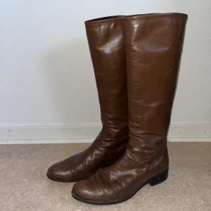 Superfina vintage bruna boots i stl 40, skulle nog passa en 39 också. Köpta second hand i mjukt läder/fakeläder (oklart)  