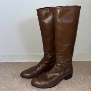Bruna boots/stövlar stl 40 - Superfina vintage bruna boots i stl 40, skulle nog passa en 39 också. Köpta second hand i mjukt läder/fakeläder (oklart)  