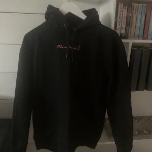 Svart hoodie - Clean svart hoddie me tryck på ryggen, skick:10/10 