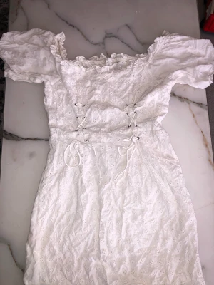 Somrig vit klänning  - Bra skick 