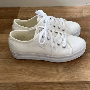 Gant skor - Säljer dessa helt oanvända gant skor med lite högre sula. Säljer då jag fick de i present men de kom aldrig till användning! Nypris ca 1300kr. Pris kan diskuteras!