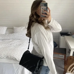 Väska - Så snygg och rymlig väska, sparsamt använd. Fraktar endast. Nypris 2200❤️