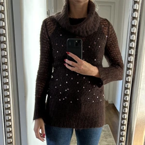 Finstickad polotröja - Fin skickad polotröja. Tyvärr så har den inte kommit till så stor användning för mig och hoppas att den får en ny ägare.  Kommer ifrån ett rök och djurfritt hem!  Har du fler frågor så kontakta gärna mig.  Se mina övriga annonser! ❤️
