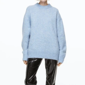 Stickad tröja  - Nypris 600kr, sparsamt använd. Oversized i modellen. Mohair och ulltröja 