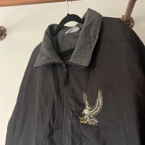 vindjacka  - Fet fodrad vindjacka med en örn på bröstkorg och rygg 