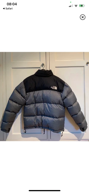 north face jacka - Hej alla, vill få bort min north face jacka från samlingen, pris går att diskutera vid snabb affär. Det är en jacka både för killar och tjejer. Den är super varm nu inför vintern. storleken är i Xs men skulle säga den passar en S också.💓