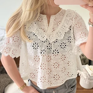 Vit blus - Super söt vit blus från zara (har svart bh på mig under det är därför det konstigt ut 🙄)