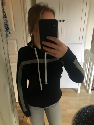 Maya delorez hoodie - Superskön maya delorez tröja i bra skick. Använd 2-3 gånger. Säljs då jag inte använder den längre. Nypris 999kr om jag ej minns fel och verkar slutat säljas.  Passar mig som har XS-S.