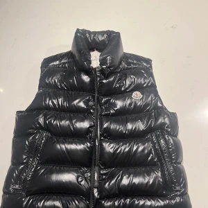 Moncler tib  - Hej! Säljer en super snygg moncler tib väst i topp skick, använd fåtal gånger! Perfekt för hösten då den är lite tjockare. Undrar ni nått så ställ gärna frågor!  Mvh 