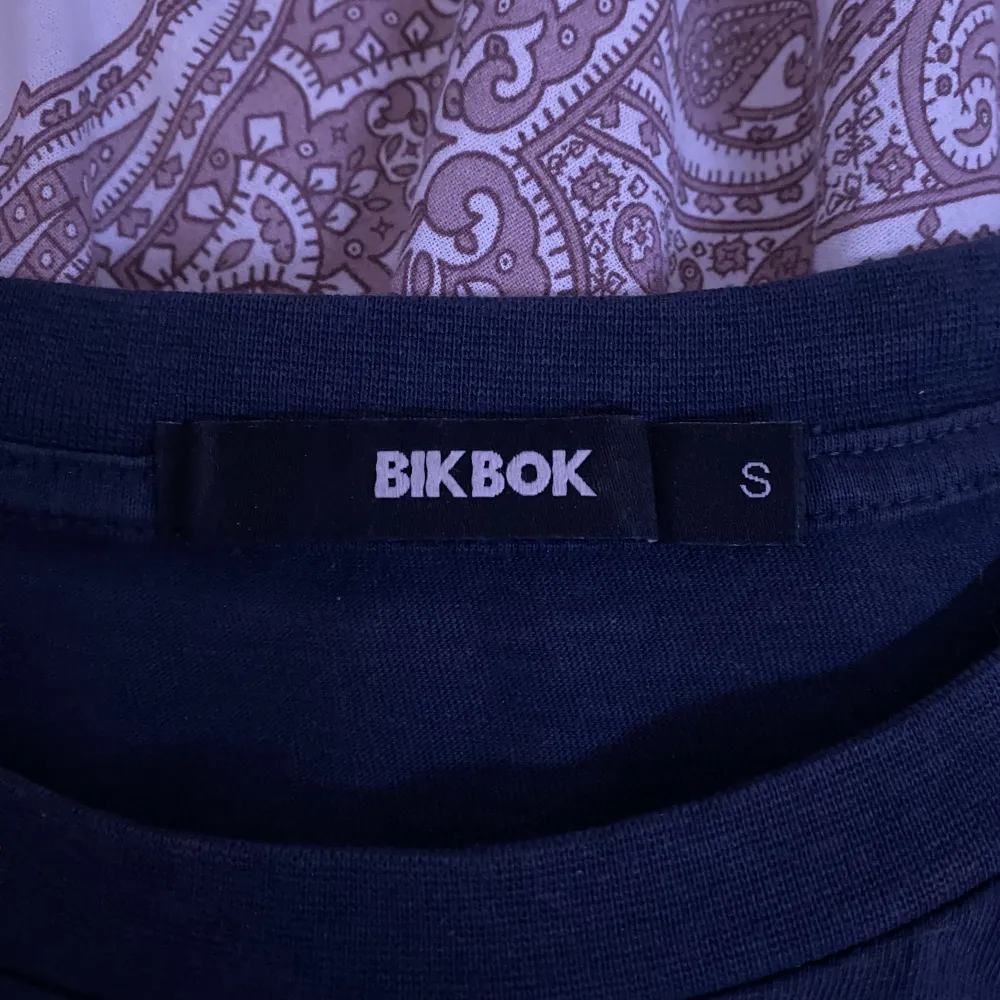 Super fin mörkblå t-shirt från BikBok. Använd mycket men inga skador.. T-shirts.