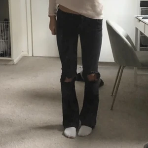Utsvängda jeans - Jätte snygga Bootcut jeans men som tyvärr är för små för mig annars är dom i bra skick💕lånad bild!