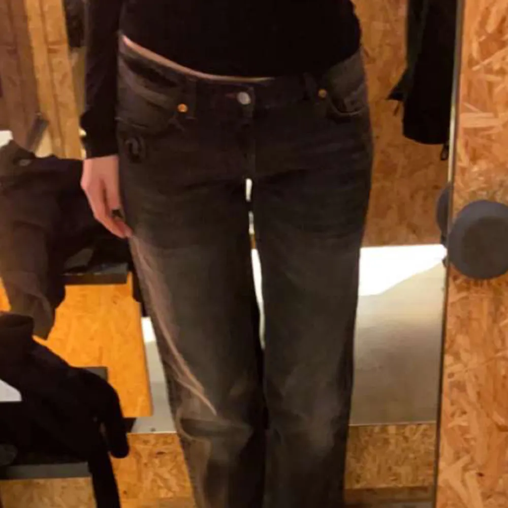 Weekday jeans i modellen arrow. Sitter lågmidjat och har en jättefin passform, har tyvärr inte så mycket bilder på men skicka en fråga om det är något! Storlek 29/32💓. Jeans & Byxor.
