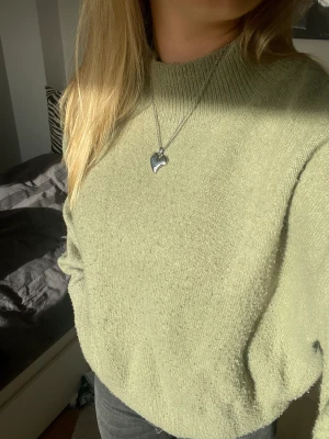 Stickad tröja - Jätteskön stickad tröja från &Otherstories i en fin grön färg💚 Perfekt nu till hösten och vintern!! 