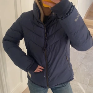 Odd Molly Jacka - Super fin och unik odd molly jacka som är marinblå. Perfekt till vintern använd 2 gånger!! Helt slutsåld!! Ordinarie pris: 3000kr