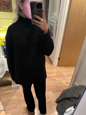 Stickad tröja -  Svart tröja med polokrage med slits från H&M, jättefint till hösten💕