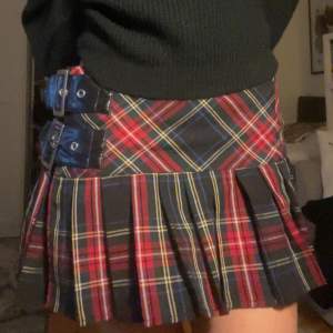 Mini kjol med små bälten så man kan justera runt midjan passar s-m. Den är lågmidjad också. Org pris 500