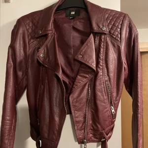 Svin cool röd skinnjacka  - As cool röd skinnjacka. Knappt använd men köpt för bra tag sen så säljs inte längre. Storlek 38 men passar mig som brukar ha 36.