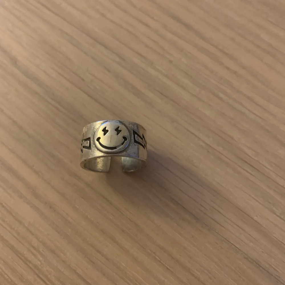 Smiley ring, justerbar. Accessoarer.