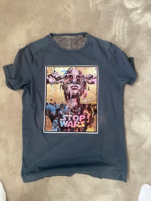 Limitato tshirt - Två stycken limitato tshirts  Storlek S Limiterade o går ej att köpa längre  Båda tshirtsen är i gott skick enda flawn är att sömmen spruckit lite längst ut på armen på stop wars tröjan Nypris 1500kr/st Pris per tröja 500kr Paket pris 850kr