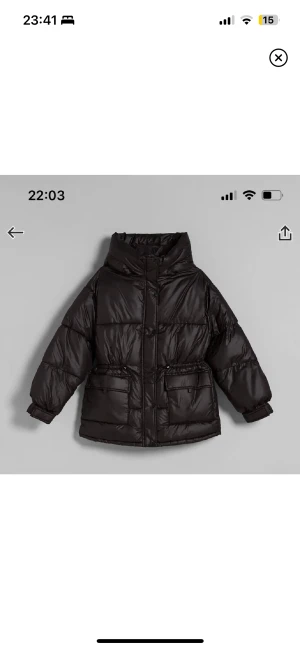 Vadderad jacka med huva - Säljer min vinterjacka från bershka som är inköpt för ett år sedan. Köpt för 549kr och använd sparsamt. Säljs då jag köpt en annan💕