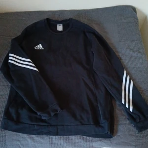 Big Adidas Sweatshirt - Säljer det jag ej använder
