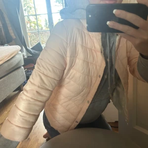 Trekvarts ärmad jacka  - Så snygg herno likande jacka i ljusrosa färg. Så enkel och söt!! Verkligen en favorit hos mig men måste rensa ur bland mina jackor!! Storlek 34 men passar mig som kan ha saker mellan 34-38. Sparsamt använd.