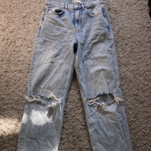 Jeans  - ( byxorna är väldigt skrynkliga men har inte använt dom så det är därför )  Köptes för 500 från Gina och dom är hägmodjade. Storlek 34(xs) men passar s 