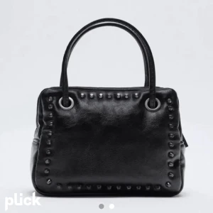 Zara väska - Säljer nu min zara väska med dondonna band på. Skitsnygg väska men kommer tyvärr inte till användning då jag mer sträcker mig till andra väskor. Skicket är jättebra och det finns inga märkbara defekter. Pris kan diskuteras vid snabbt köp❤️