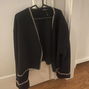 Tunnare jacka  - Säljer denna super fina svarta jackan från ginatricko, använd fåtal gånger. I storlek L 