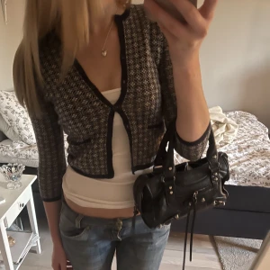 Trekvartsärmad kofta - Såå söt trekvartsärmad kofta💕Står tyvärr inget märke eller storlek men skulle säga att den sitter som en xs-s!