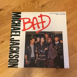 Michael jacksson ”BAD” vinyl - Säljer pappas gamla ”BAD” vinyl från michael jacksson. Inga tecken på slitage så passar perfekt att hänga upp på väggen eller lyssna på, till låten ingår olika verisioner som visat på bild 3. 