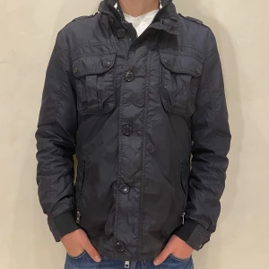 Moncler Field Jacket  - Hej! Säljer nu min Moncler Field Jacket i storlek M/4, fint skick. Modellen är 180 CM och väger 80 KG. Hör gärna av dig om du har några frågor samt funderingar kring varan!