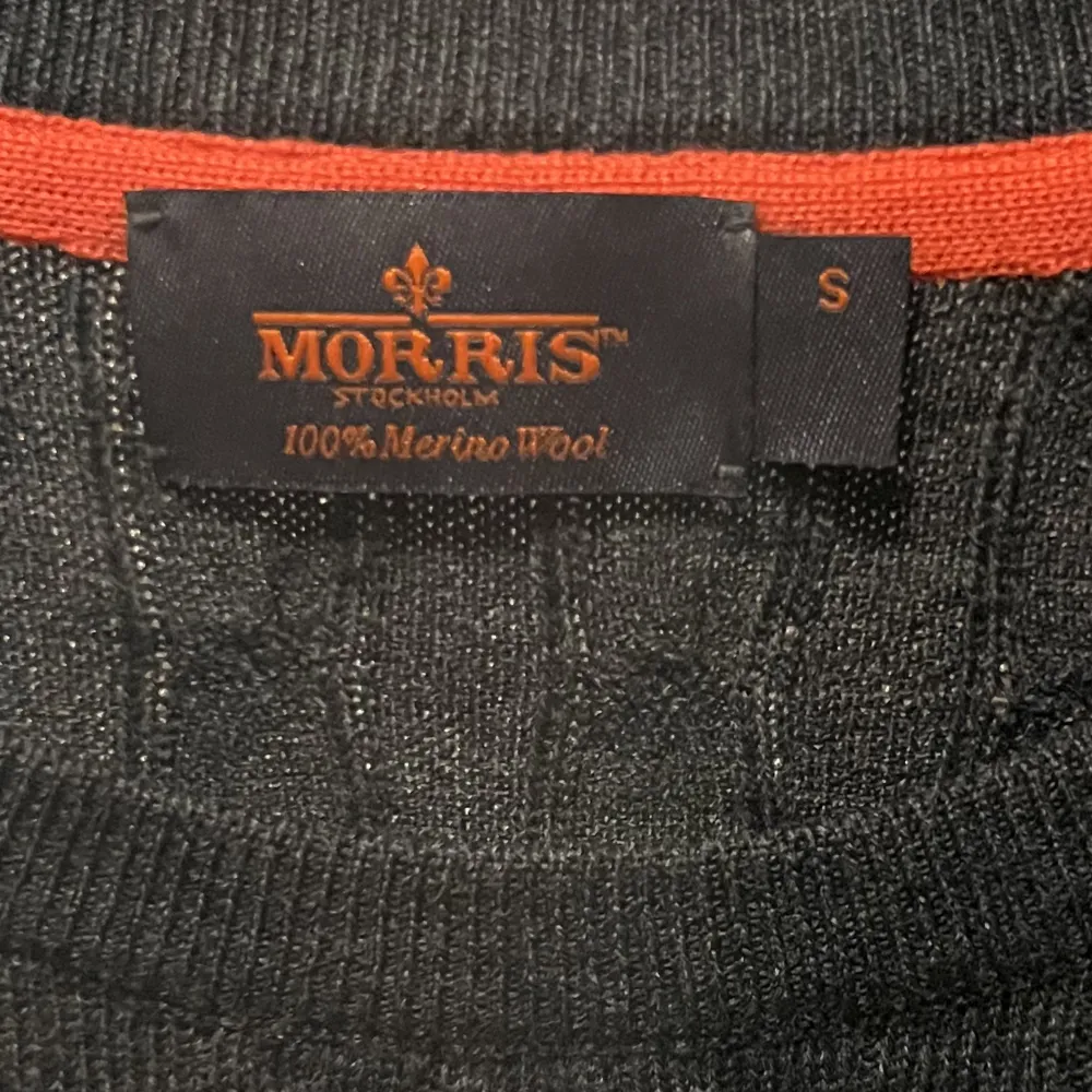 Hej! Säljer denna mörkgråa Morris tröja⚡️Den är helt oanvänd och inga skador. Hör av vid mer frågor. Pris kan diskuteras vid snabb affär👕. Tröjor & Koftor.
