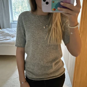 Kashmir t-shirt - Stickad t-shirt i Kashmir från Lisa yang. Kommer inte till användning. Bra skick, inte nopprig❣️