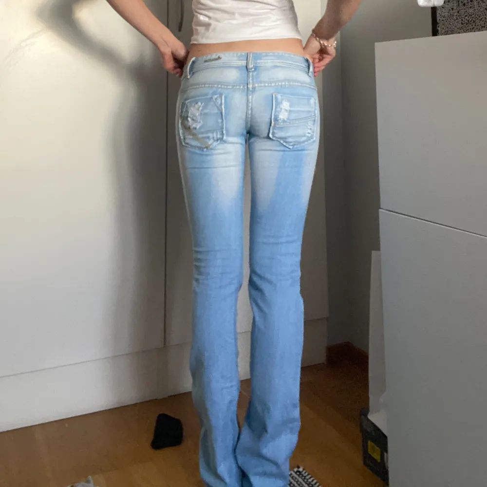 Supersnygga lågmidjade jeans!!🤩storlek är vad jag bedömer! w27 l34 men de passar l36 också!!. Jeans & Byxor.
