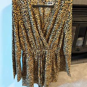 Leopard playsuit, endast använt vid ett tillfälle. Den har vida ärmar och är lite lösare i modellen. 