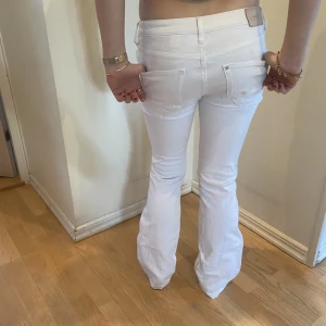 Lowwaist bootcut jeans - Så trendiga vita bootcut jeans som är lågmidjade! Vita jeans är en extremt stor trend just nu så passa på😍💗💘