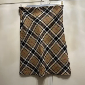 Rutrandig kjol  - Fin rutrantigkjol 🤎🤍❤️🤎Möjligen Vintage. Storlek S. 