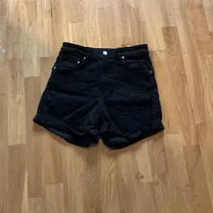 Snygga svarta jeans shorts med ultra High waist! Änvända 1 gång så jättefint skick
