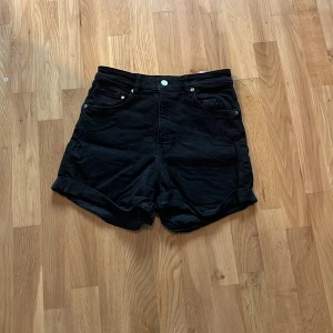 Jeans shorts - Snygga svarta jeans shorts med ultra High waist! Änvända 1 gång så jättefint skick