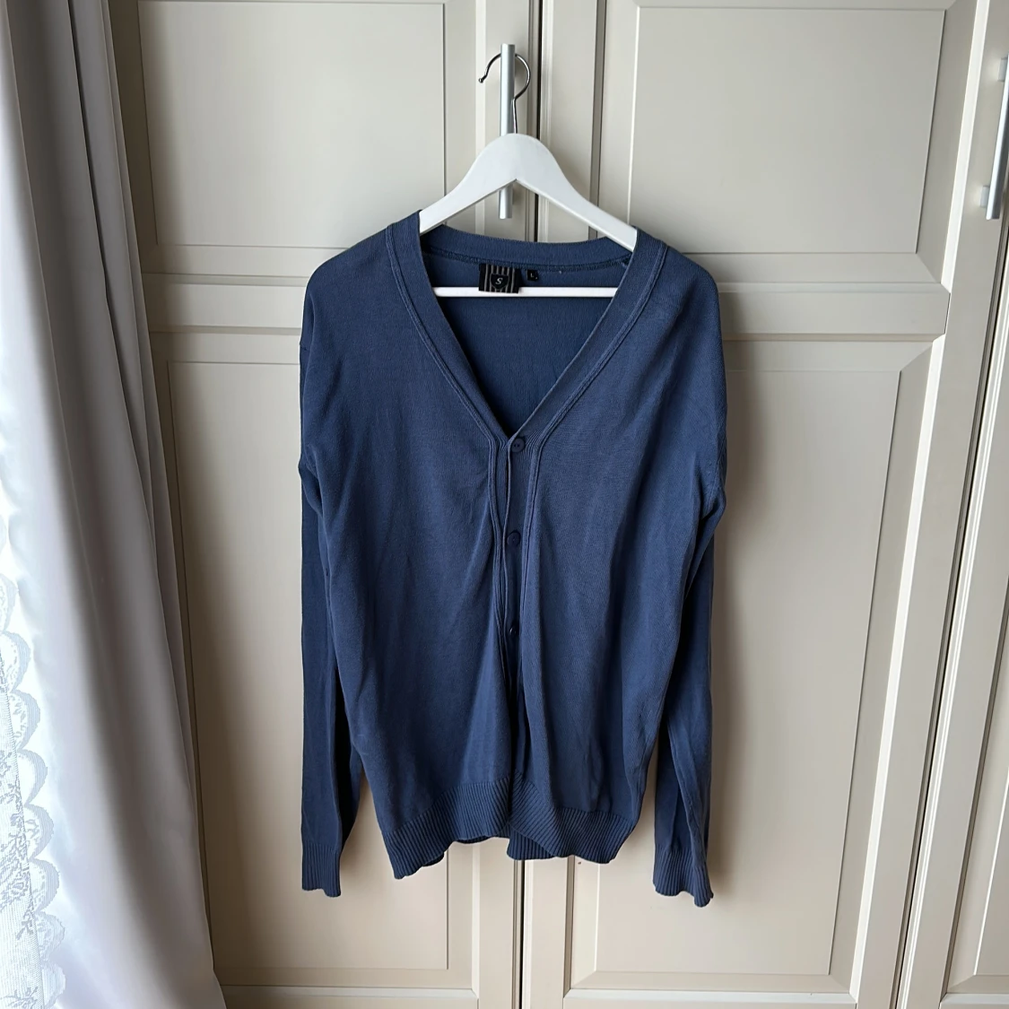 Blå finstickad kofta