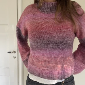 Stickad tröja - Stickad tröja som är rosa/lila! Storlek s💗