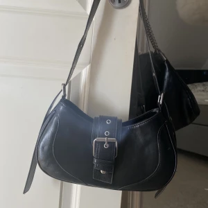 Svart väska  - Säljer min fina svarta väska, nästan aldrig använd så i nyskick!