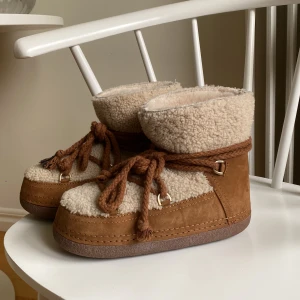 Inuikii - Supersöta Inuikiis. Färgkombinationen/modellen såldes exklusivt på My Theresa och går inte att få tag på någon annanstans 💘 Bra skick och endast använda ett fåtal gånger! Köpta för 3350kr. Pris kan diskuteras vid snabb affär!