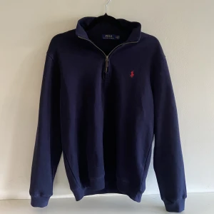 Ralph Lauren half zip - En schysst Ralph Lauren half zip som säljes för att den börjar bli för liten. Skicket är som nytt endast använd någon enstaka gång. Passar mellan 175-185 beroende på hur man vill att den ska sitta