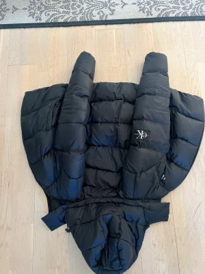 Calvin Klein vinter jacka - Storlek L som passar perfekt för en person på 180 cm. Bra skick.