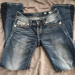 jättefina jeans som jag funderar på att sälja då de är lite stora. midjemått- 33-34 cm plus stretch, innerben- 72 cm. omsydda till bootcut och i bra skick. passar nån som har w25❤️
