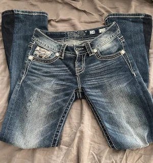 miss me jeans - jättefina jeans som jag funderar på att sälja då de är lite stora. midjemått- 33-34 cm plus stretch, innerben- 72 cm. omsydda till bootcut och i bra skick. passar nån som har w25❤️