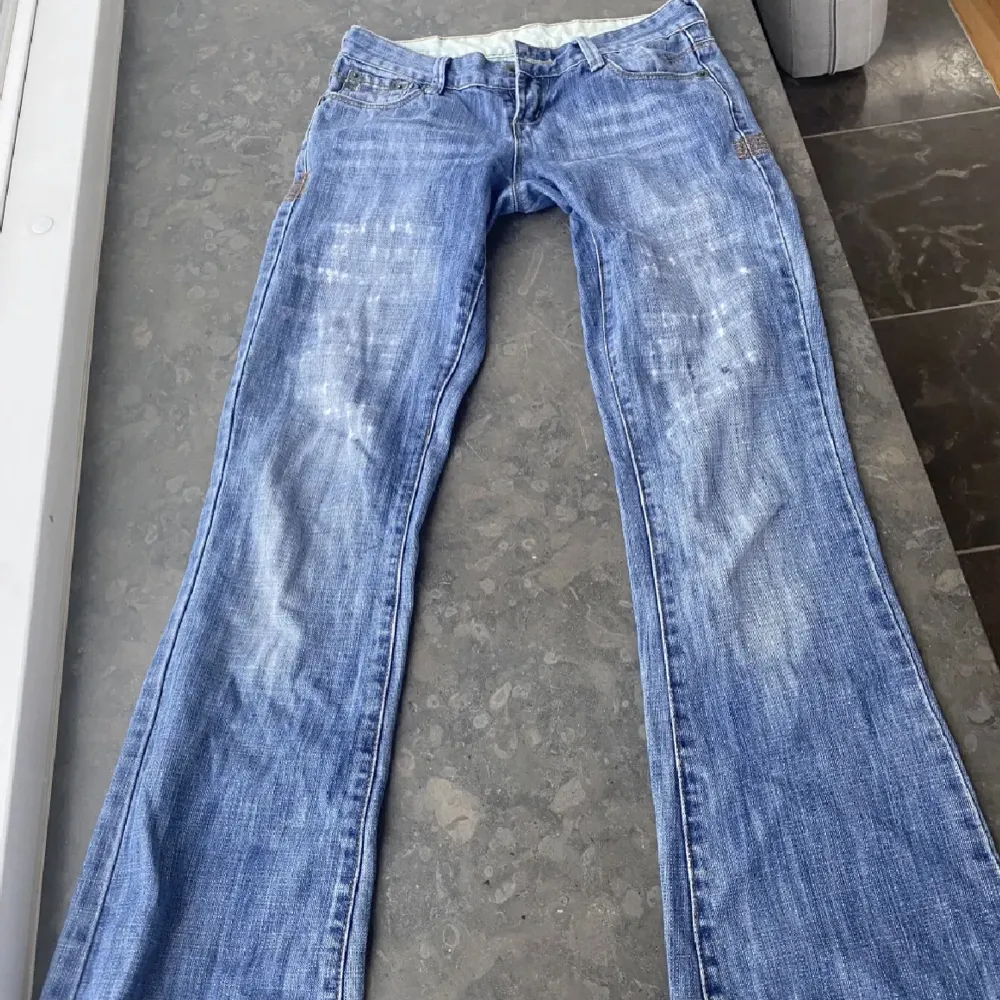 Säljer dessa jätte snygga lite håliga jeans!! Storlek 34-36, midjemått 38 tvärs över och innerbenslängd är 79cm💗 kontakta för fler bilder, använd gärna KÖP NU!⭐️. Jeans & Byxor.